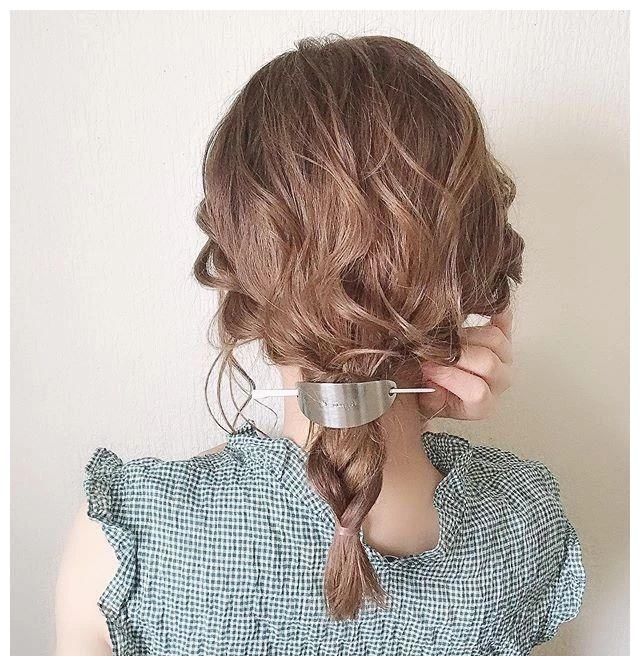 扎头发 日本女生分享的适合初夏的发型,这么扎头发,好看又精致,养眼了