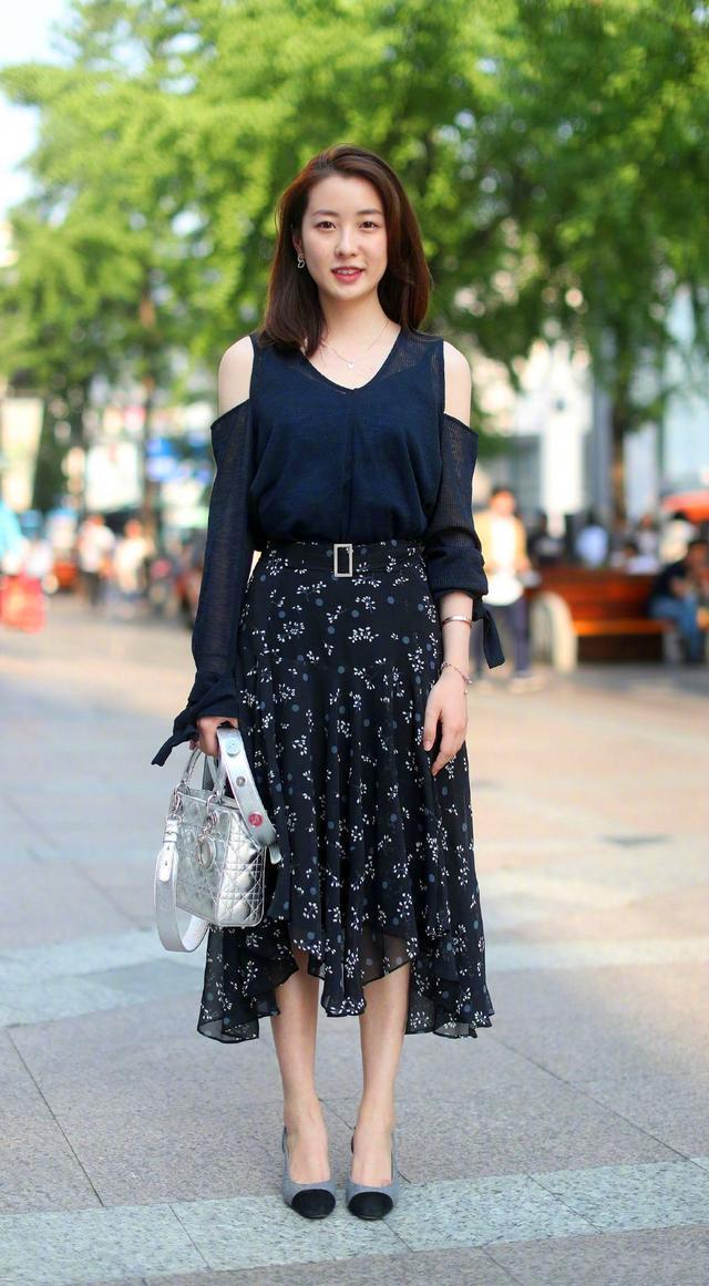 街拍：身材微胖的小姐姐穿白色短裙，桃花芙蓉面，清纯又动人