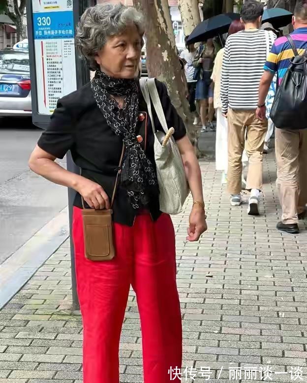 连衣裙 “老年穿搭”谁最强北京大妈土带潮,上海大妈精致时尚,更个性!