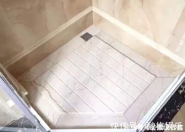 下水|卫生间地面不要做斜坡了，有钱人都设计这种代替，下水快又防滑