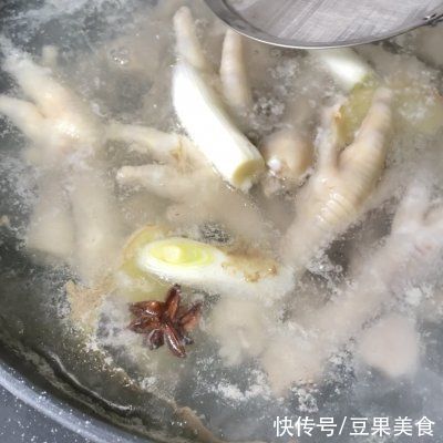 无骨鸡爪的家常做法，简单快捷又好吃