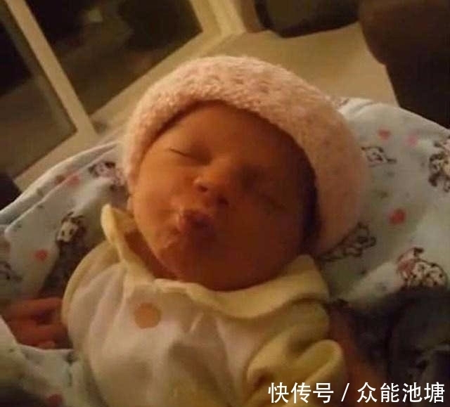 萌化|小宝宝撅起小嘴巴,妈妈亲了一口之后,宝贝的反应萌化了所有人