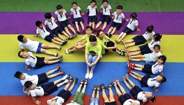 毕业奖|“妈妈把毕业奖扔进了垃圾桶”,孩子的痛哭流涕,引出家长物质心