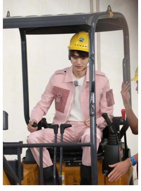 跑男全员开挖掘机路透出炉！Baby呆萌，白鹿专业，林一氛围感绝了