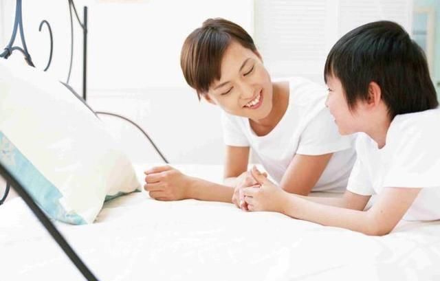 新生|护士把新生婴儿放入水中，宝宝以为自已在肚子里，整个画面萌化了