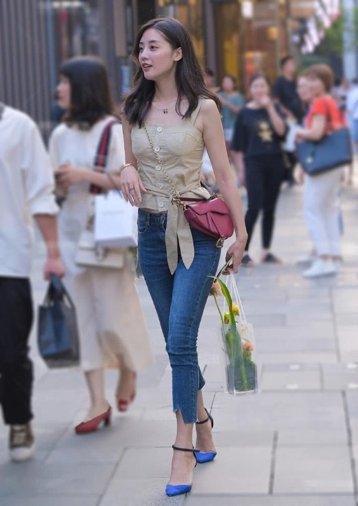 牛仔裤这样穿搭,休闲清凉又显气质,年轻女生都爱穿