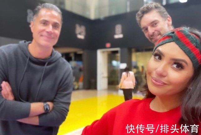 瓦妮莎|瓦妮莎替科比重返湖人!60岁珍妮巴斯陪同,躺地板自拍,好姐妹