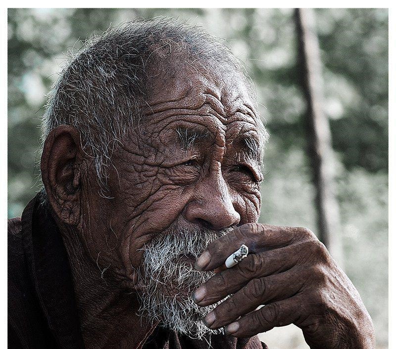 流浪汉|老汉救下一流浪汉,流浪汉对其透露正月十五那天一定要挂红灯笼!