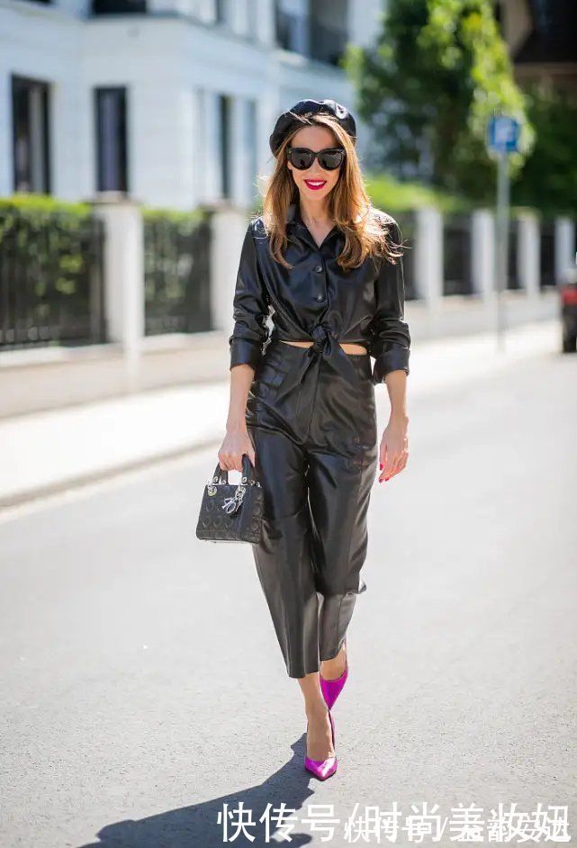 刘芳菲 刘芳菲故宫游太会穿了,绿色大衣配贝雷帽好减龄,洋气不止一点点