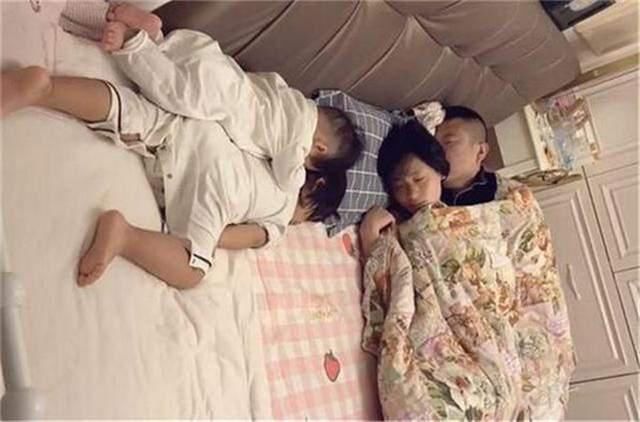真爱|一家四口的“睡姿”火了,网友看到后纷纷调侃:父母果然是真爱