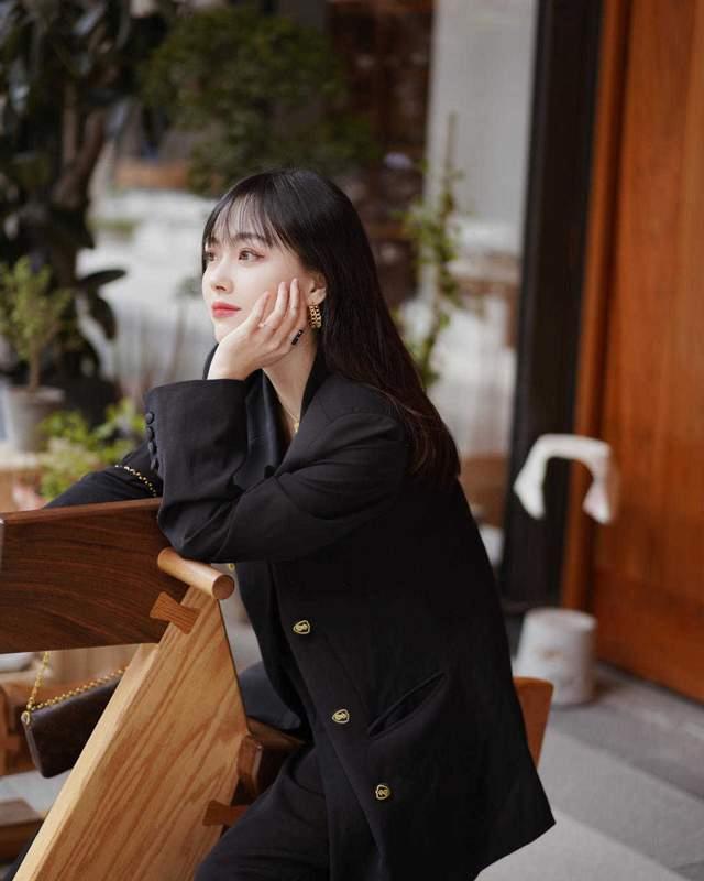 连衣裙 西服不一定配T恤,用抹胸上衣、打底衫和连衣裙搭配,更好看