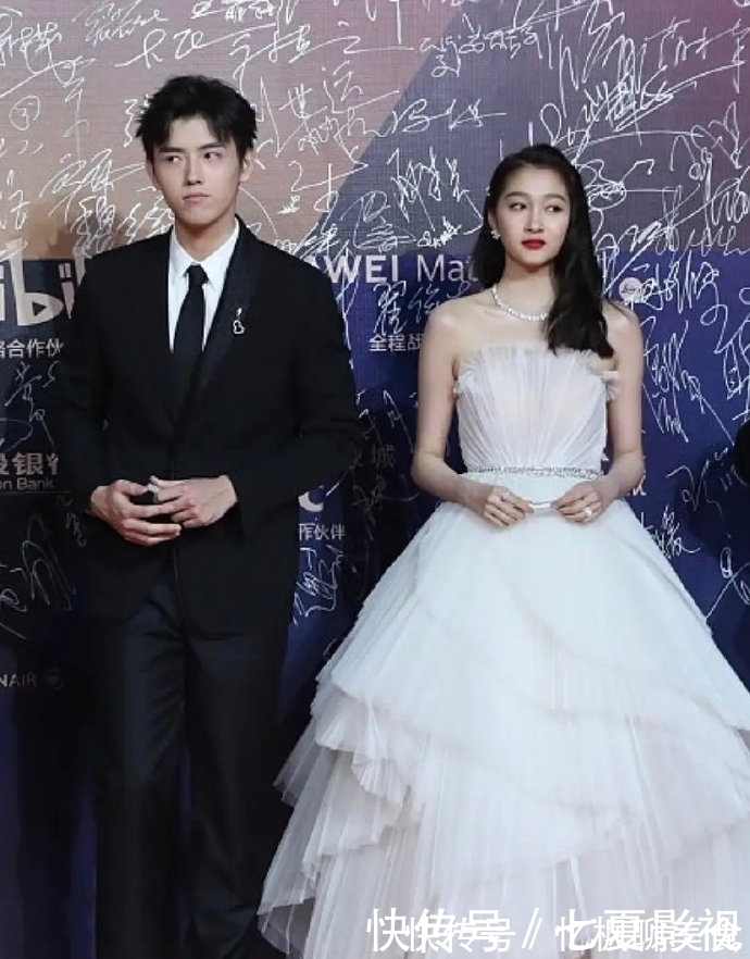 |关晓彤陈飞宇金鸡奖走红毯眼神太搞笑。网友:像被迫联姻婚礼现场