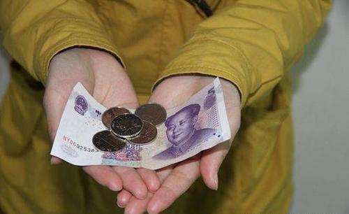 妈妈|妈妈每天给孩子5元零花钱,2个月后存钱罐竟有5万元,令宝妈不解