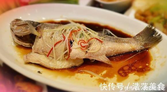 做清蒸鱼，谨记“2不放”，鱼肉蒸好不柴不腥，又鲜又嫩又香