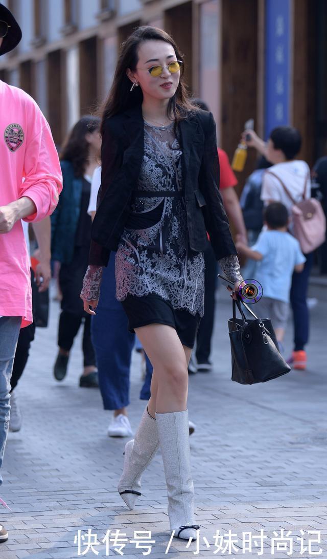 加小|街拍:蕾丝连衣裙加小西装外套, 搭配尖头细跟高筒靴, 尽显优雅洋气之美