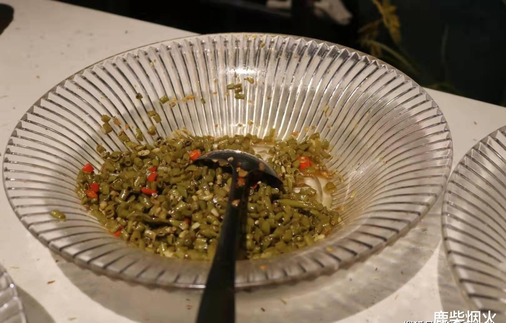 去市里看堂妹,找了一家本土饭馆,6个菜吃到撑,结账不到一百块