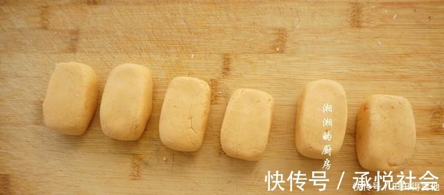 年糕不用买,自己做也很简单,咬一口,还会爆浆