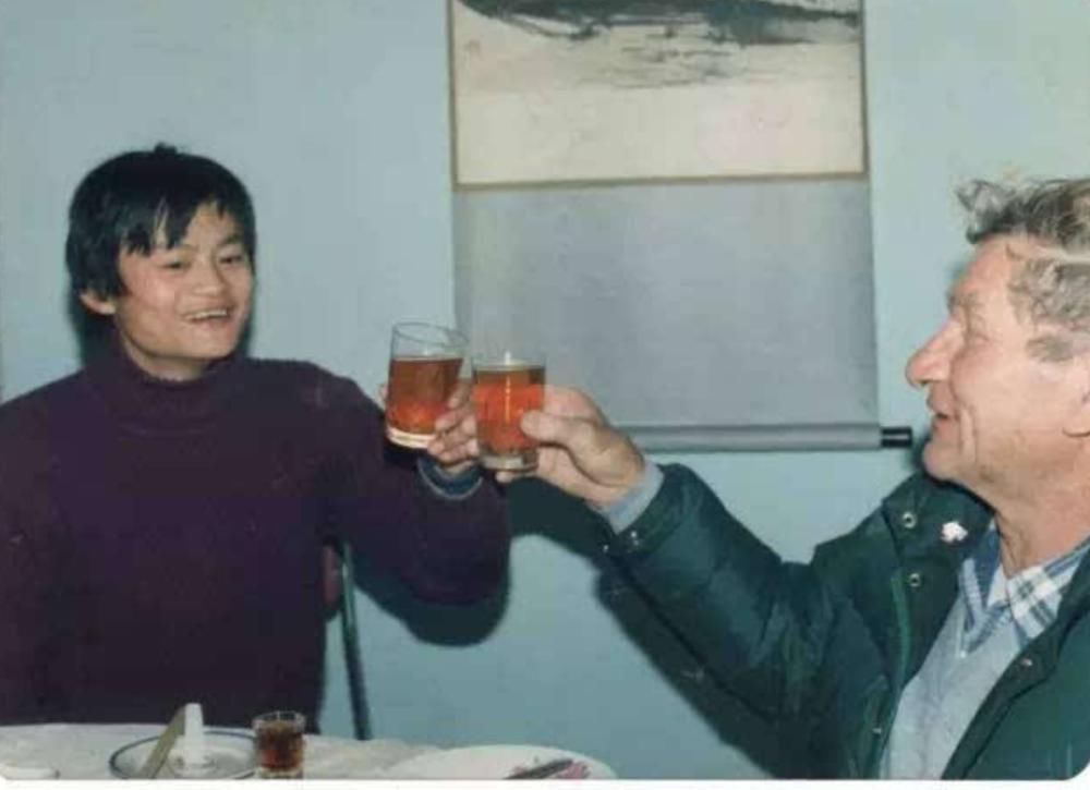 年前|35年前，一对父子每年资助马云400元上学，马云怎样报恩的？