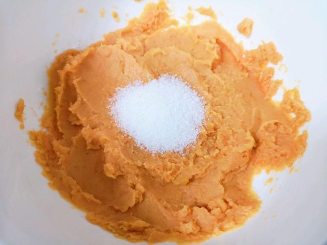 红薯除了蒸煮外,还可以搓成小圆子,加点银耳,好喝的甜品汤