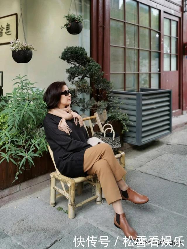 这才是60岁女人该有的打扮!呢大衣+高领衫,御寒减龄不输皮草