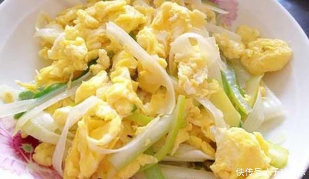 炒鸡蛋时，掌握这个做法技巧，鸡蛋滑嫩又鲜香，没有一点腥味