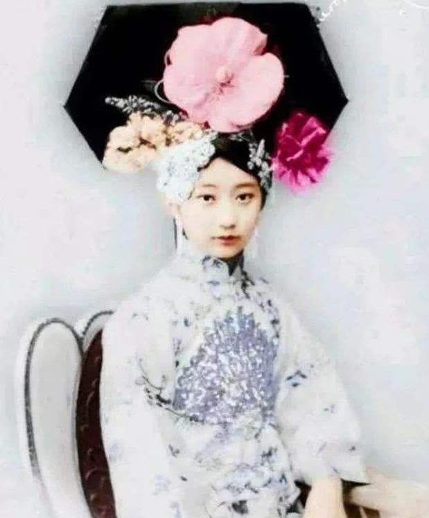清朝|不要被黑白照片骗了,清朝女子换上现代妆容,颜值让你惊叹不已