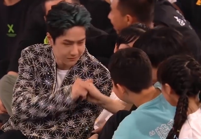 街舞总决赛花絮,王一博跟小朋友握手后,身后小男孩的表情太真实