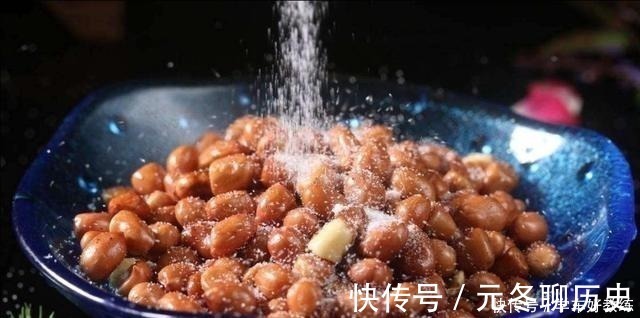 饭店|炸花生米时，撒盐撒酒都不对，饭店大厨放点它，30天不回潮