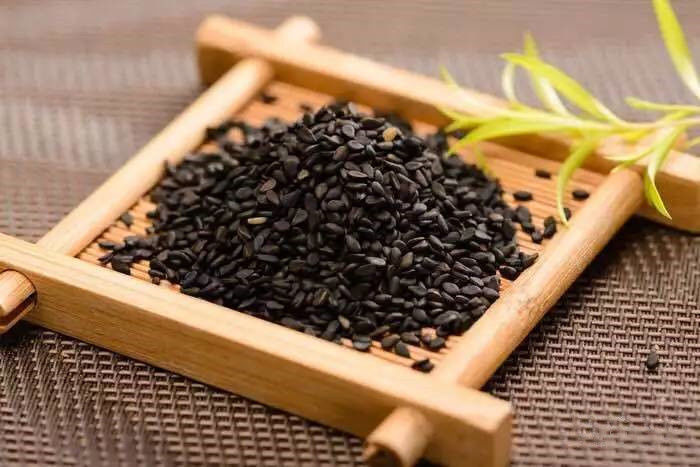 医生|黑芝麻多吃对身体有好处,但医生说有三类人最好一口也别吃