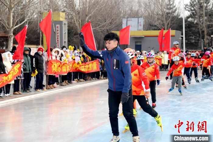 世界大学|沈阳一小学欢度冰雪节 短道速滑世界冠军与孩子们共舞