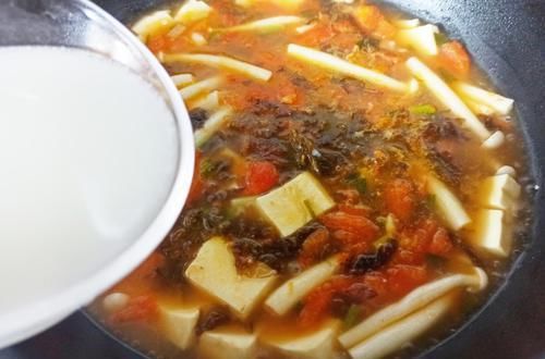 做鸡蛋汤时，怎样才能打出又多、又薄、又漂亮的蛋花？原来有窍门