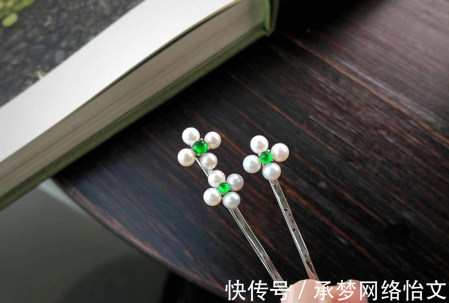 翡翠发卡 从头开始，发型很重要头饰更关键，翡翠发卡减龄的同时满满高级感