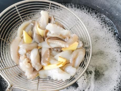 白灼八爪鱼为啥咬不动海边渔民指出做错的步骤,原来这做法才对