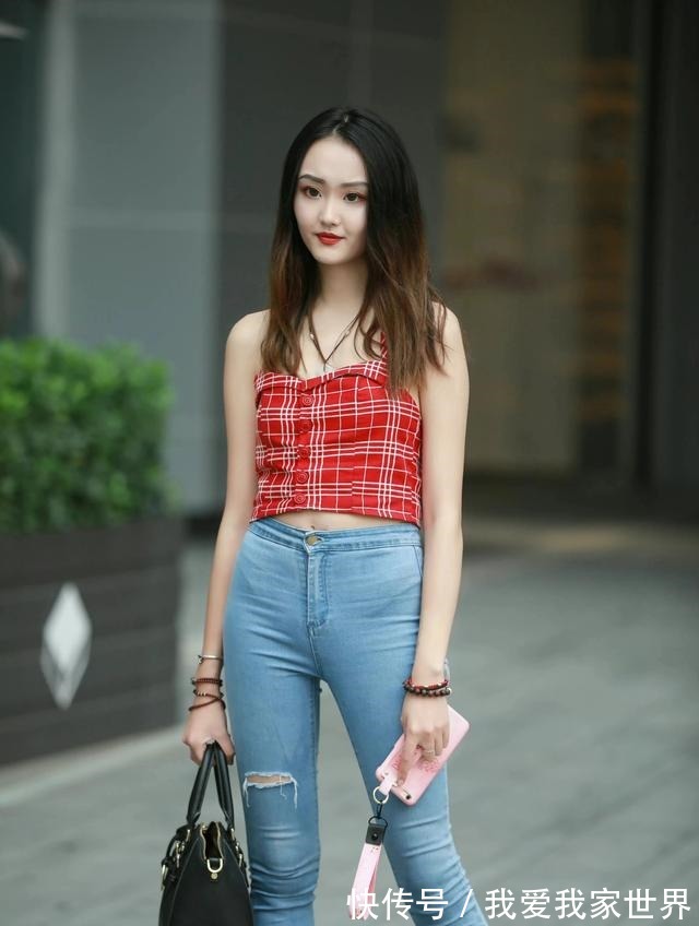 小辣妹 红色格子抹胸背心搭配破洞牛仔裤，干净利落，体现了她的时髦气质！