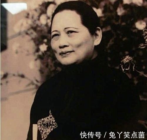 书法#宋庆龄先生的钢笔书法与众不同,果敢沉着,娟秀温润,堪称典范