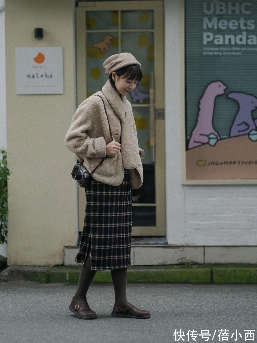 羊羔|冬季还是穿“羊羔毛外套”最减龄,配半身裙、小黑裤,时髦又洋气