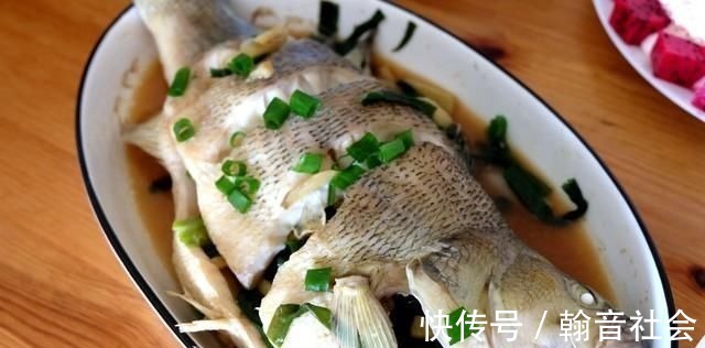 女儿生日,妈妈做了一桌菜,还有一个大蛋糕,满满的都是爱