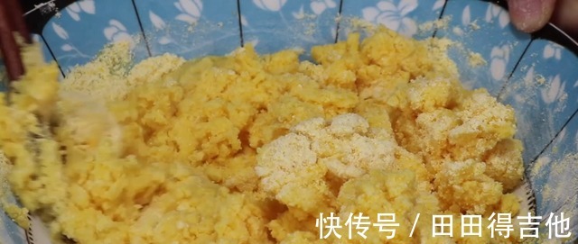 吃法|玉米面倒进滚烫的锅中,秒变美食,比油条还好吃,吃得太香了!