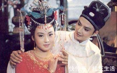 春秋@才女出对联招婿,上联冬夜灯前,夏侯氏读春秋传;下联堪称绝配