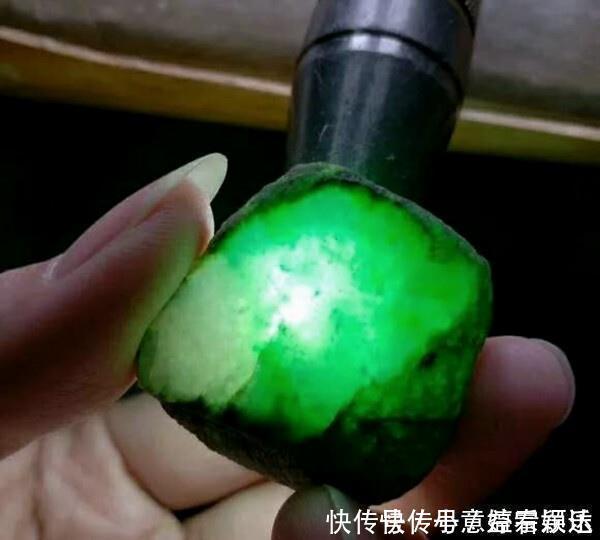 小哥花800买了一块不起眼的翡翠小料子，一刀下去后商家哭了