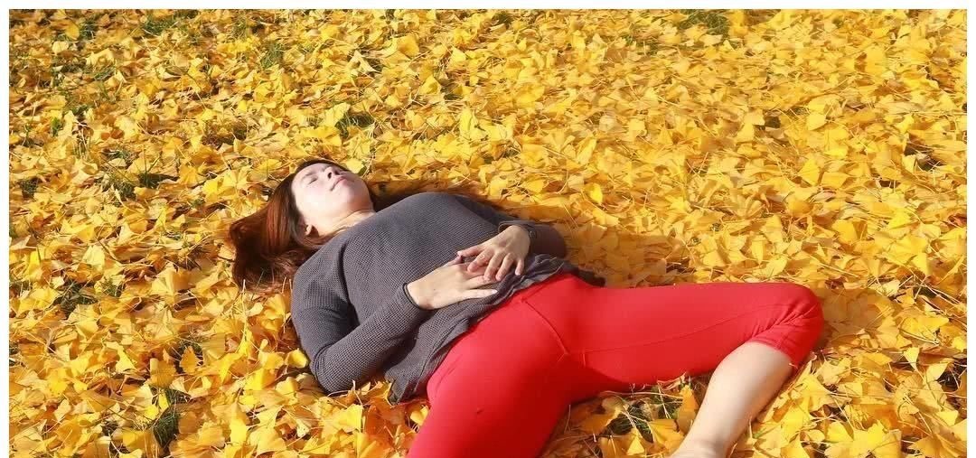 消化系统|仰卧束角式每天躺几分钟，放松身心，打开髋部，好处多多