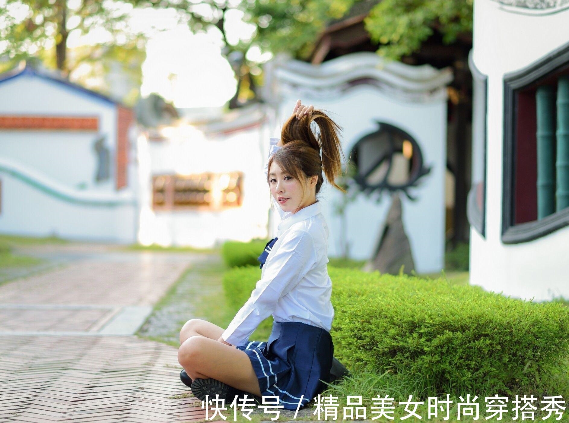 范儿|白衬衫搭配蓝色太阳伞裙，穿出摩登女神范儿