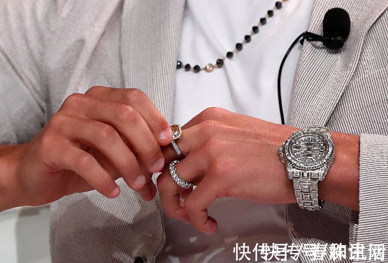 颁奖典礼 壕无人性!C罗拥有世界最贵劳力士,比2台豪车都贵,布满钻石白金