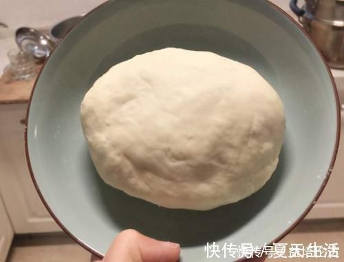 为啥饭店做的蒸饺不干硬？学会3个窍门，蒸饺香又软，凉了也不硬