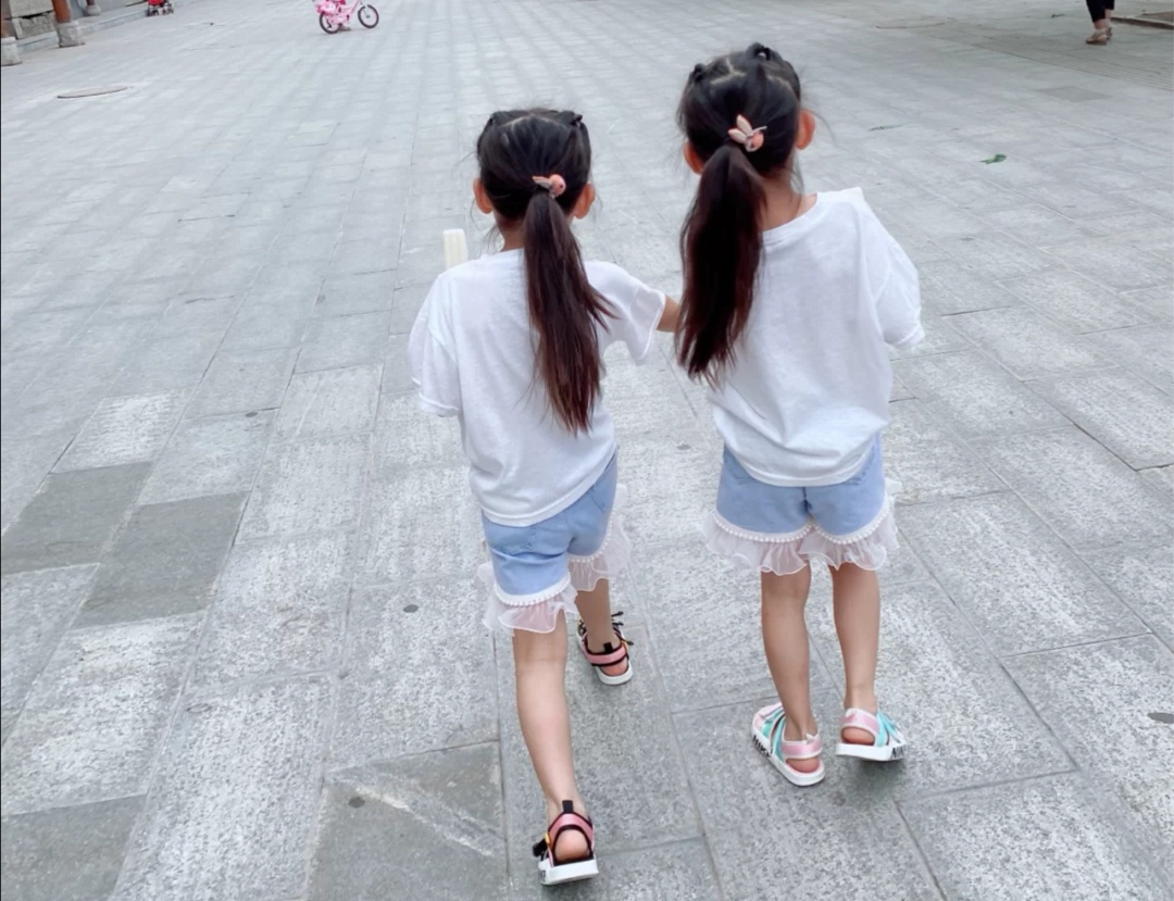 娘仨|夫妻离婚,双胞胎女儿一人得一个,半年后再见面,宝妈表情凝固