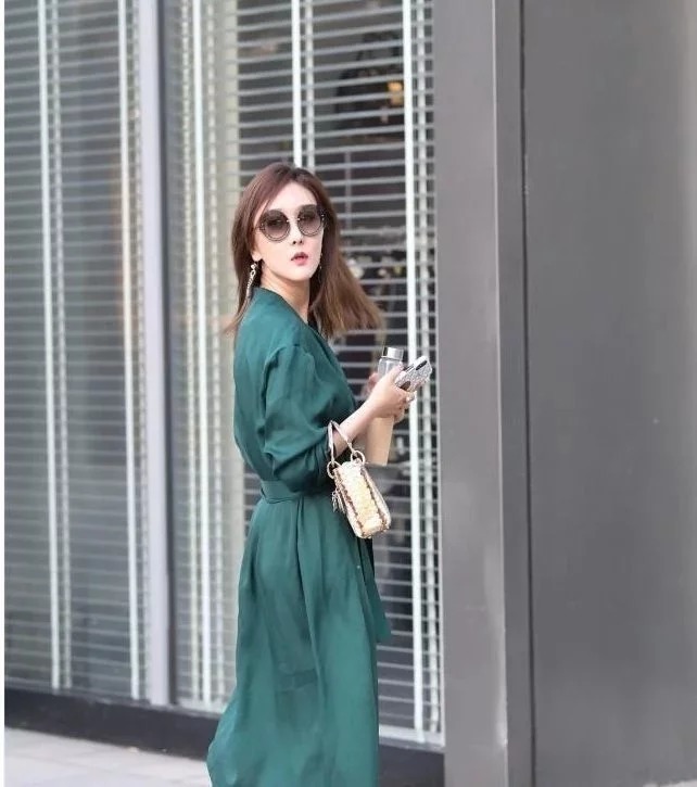 街拍:小姐姐一身潮流时尚的穿搭,女神范十足