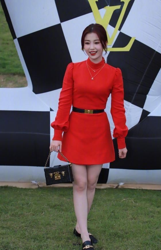 快别说虞书欣有"女团腿"了,去掉十级美颜后,腿粗到让人疯