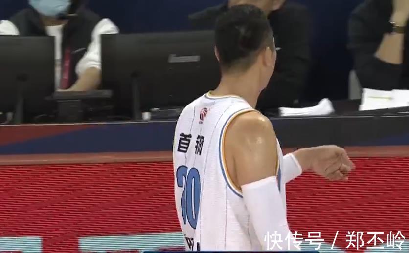 北京队|翟晓川半空踢人吃违体!对手核心生气了坐地上,他疯狂投诉很不满