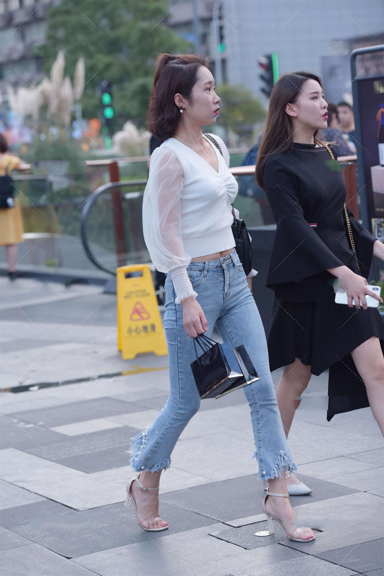 白色的网纱|白色网纱衣服穿上很仙气, 搭配流苏设计的裤子, 看起来仙气飘飘