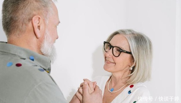 怎么可以高情商聊天,高情商聊天技巧:掌握这些方法,轻松与他人愉快交流!